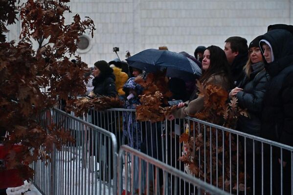 Као и сваке године, испред Храма на Врачару окупио се велики број грађана. - Sputnik Србија