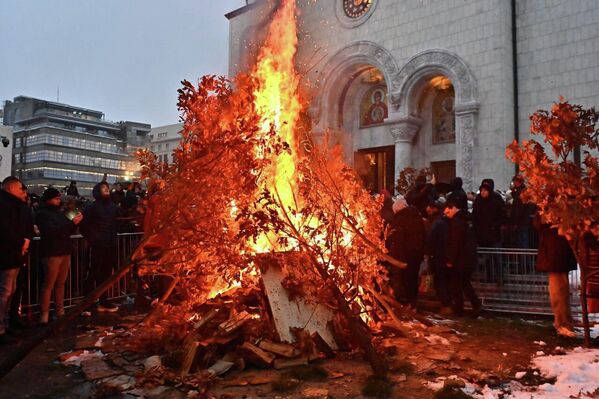Бадње вече је последње вече Божићног поста, а уједно и породични празник и дан који представља велику срећу, јер породица окупљена за посном трпезом дочекује дан рођења Христовог. - Sputnik Србија