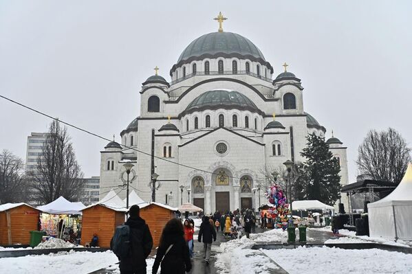Бадње вече традиционално се обележава широм Србије, као и у Републици Српској и Црној Гори, где се православни верници такође окупљају испред цркава и пале бадњаке. - Sputnik Србија
