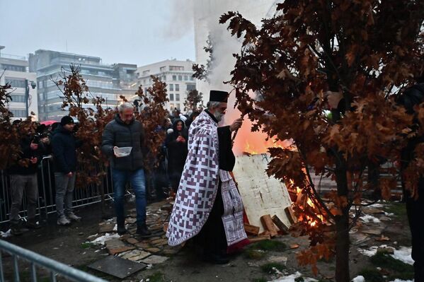 Бадњак је, по правилу, младо церово или храстово дрво и као симбол представља дрво које су пастири донели а праведни Јосиф заложио у хладној пећини када се Исус родио. Наговештава и дрво Крста Христовог. - Sputnik Србија