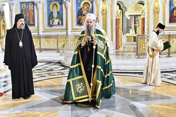 Патријарх Порфирије је у Божићној посланици истакао да је Божић празник мира када треба да превазиђемо поделе и пружимо руку једни другима. - Sputnik Србија