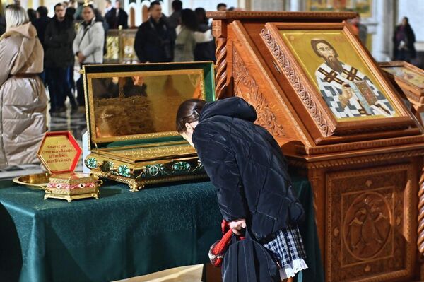 Православни верници на Божићној литургији. - Sputnik Србија