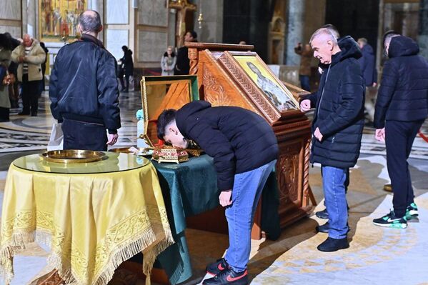 Верници се традиционално поздрављају речима "Мир Божји, Христос се роди - Ваистину се роди". - Sputnik Србија