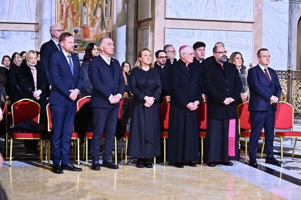 Литургији су присуствовали и министар унутрашњих послова Републике Србије Ивица Дачић, министар правде Ненад Вујић, повереник за заштиту равноправности Милан Антонијевић, као и представници Римокатоличке цркве у Србији. - Sputnik Србија