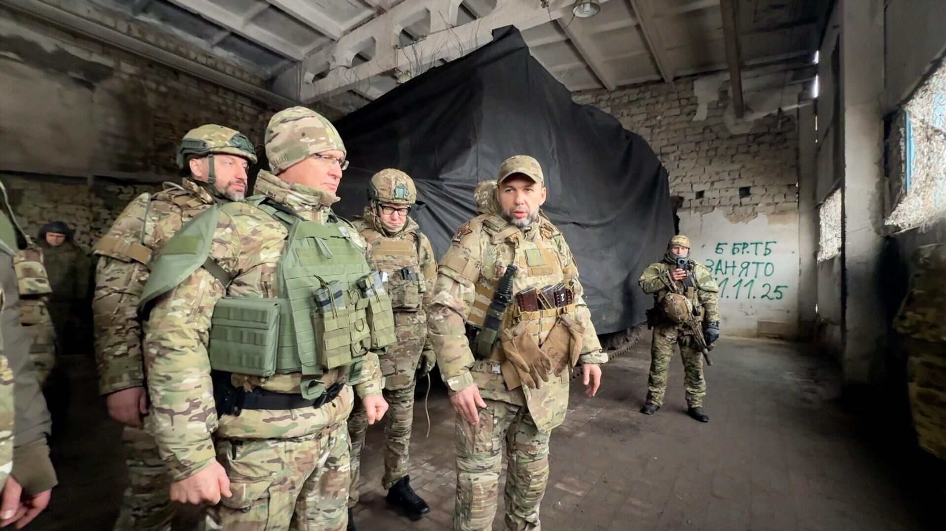 Први заменик шефа администрације председника Русије Сергеј Киријенко и шеф ДНР Денис Пушилин  - Sputnik Србија, 1920, 07.01.2026