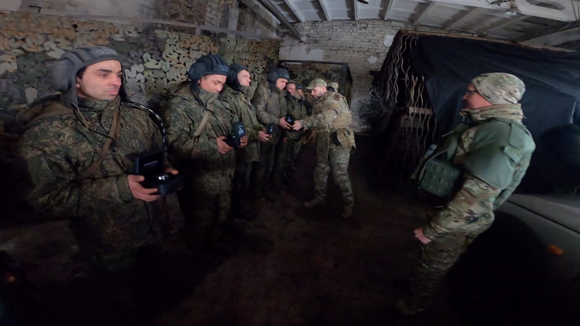 Први заменик шефа администрације председника Русије Сергеј Киријенко и шеф ДНР Денис Пушилин одликују руске војнике - Sputnik Србија, 1920, 07.01.2026