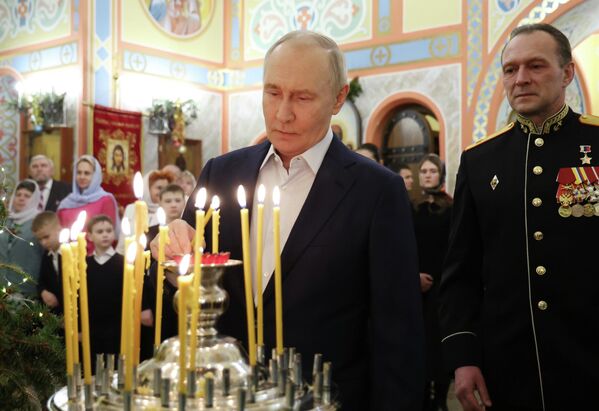 Руски председник Владимир Путин и официри са породицама присуствују служби у част Рођења Христовог. - Sputnik Србија