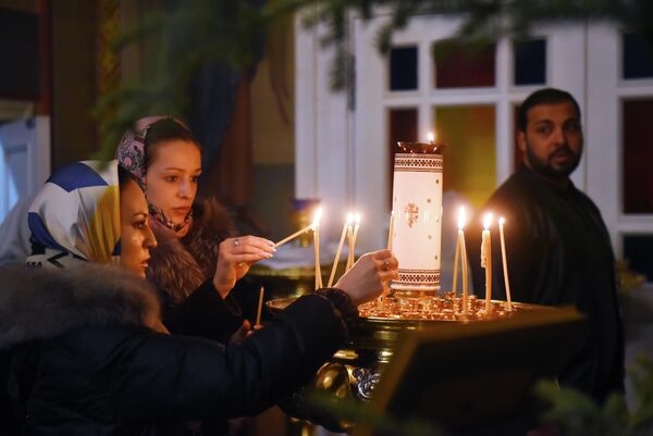 Верници током божићне службе у Вазнесењској катедрали у Алматију. - Sputnik Србија