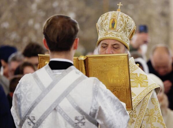 Архиепископ Калињинградски и Балтички Серафим служи божићну службу у Храму Христа Спаситеља у Калињинграду. - Sputnik Србија