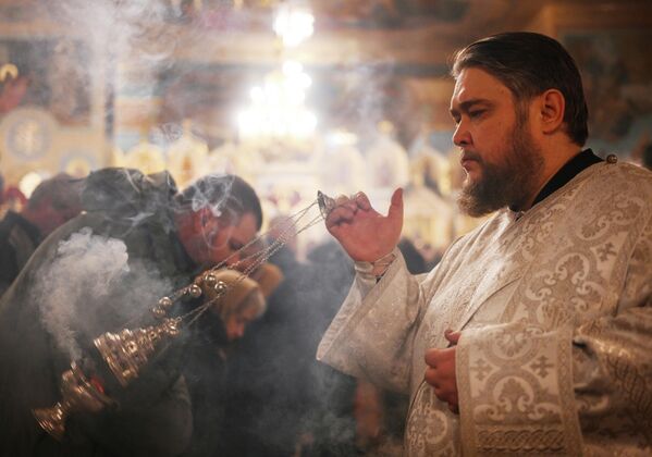 Свештеник током божићне службе у Вазнесењској катедрали у Новосибирску. - Sputnik Србија
