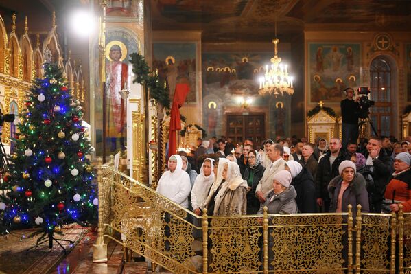 Верници током божићне службе у Вазнесењској катедрали у Новосибирску. - Sputnik Србија
