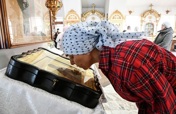 Верник током ноћног бдења на Бадње вече у цркви Успења Пресвете Богородице у Владивостоку. - Sputnik Србија