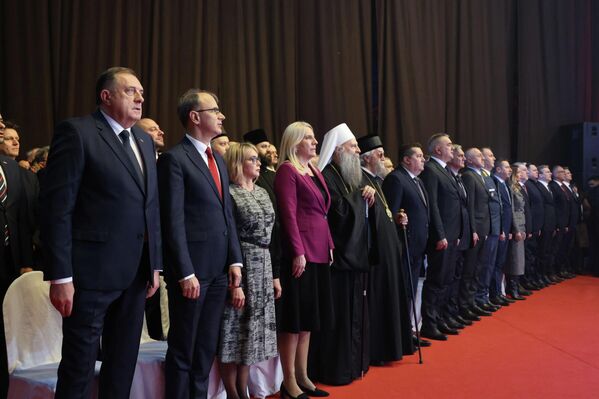 Свечаној академији под називом "Живеће огњиште", осим руководства Републике Српске присуствовали су и премијер Србије Ђуро Мацут као и патријарх Порфирије.    - Sputnik Србија