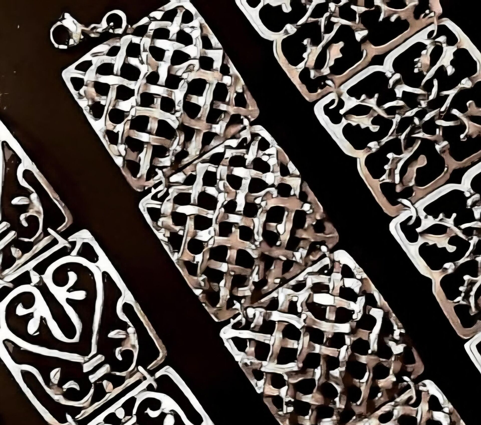 Srce na narukvicama iz kolekcije Aleksandre Mitrović deo je floralnog motiva iz Sopoćana - Sputnik Srbija, 1920, 11.01.2026