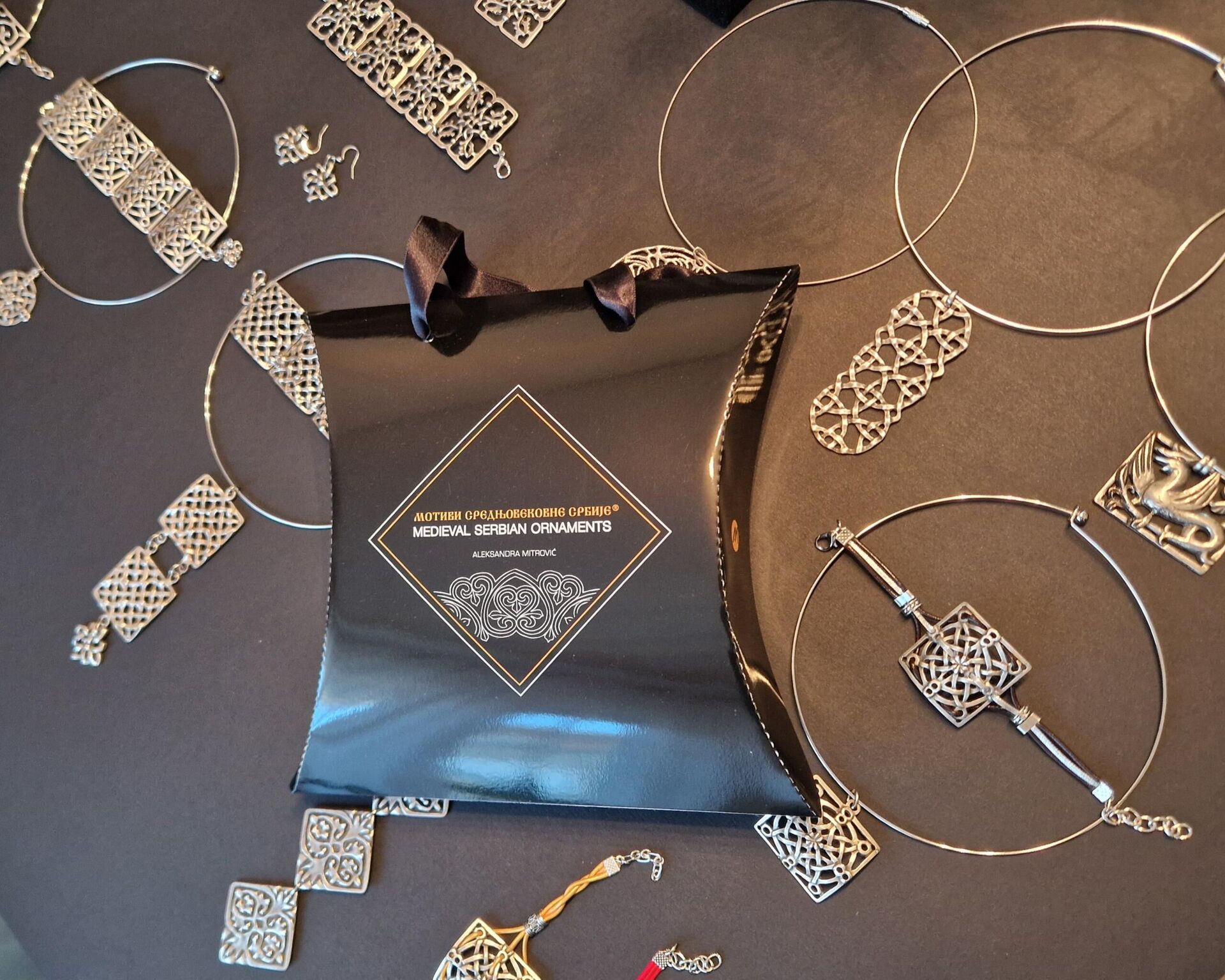 Mitrovićeva obraća pažnju na svaki detalj, tako njen nakit odlazi iz Srbije u posebno dizajniranom pakovanju - Sputnik Srbija, 1920, 11.01.2026