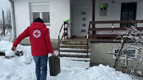 Црвени крст Србије доставља помоћ угроженим домаћинствима. - Sputnik Србија