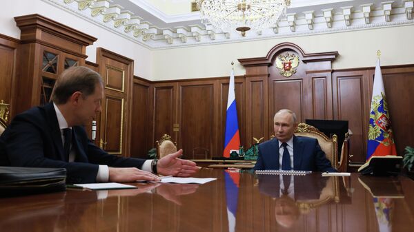 Predsednik Rusije Vladimir Putin i prvi vicepremijer Denis Manturov - Sputnik Srbija