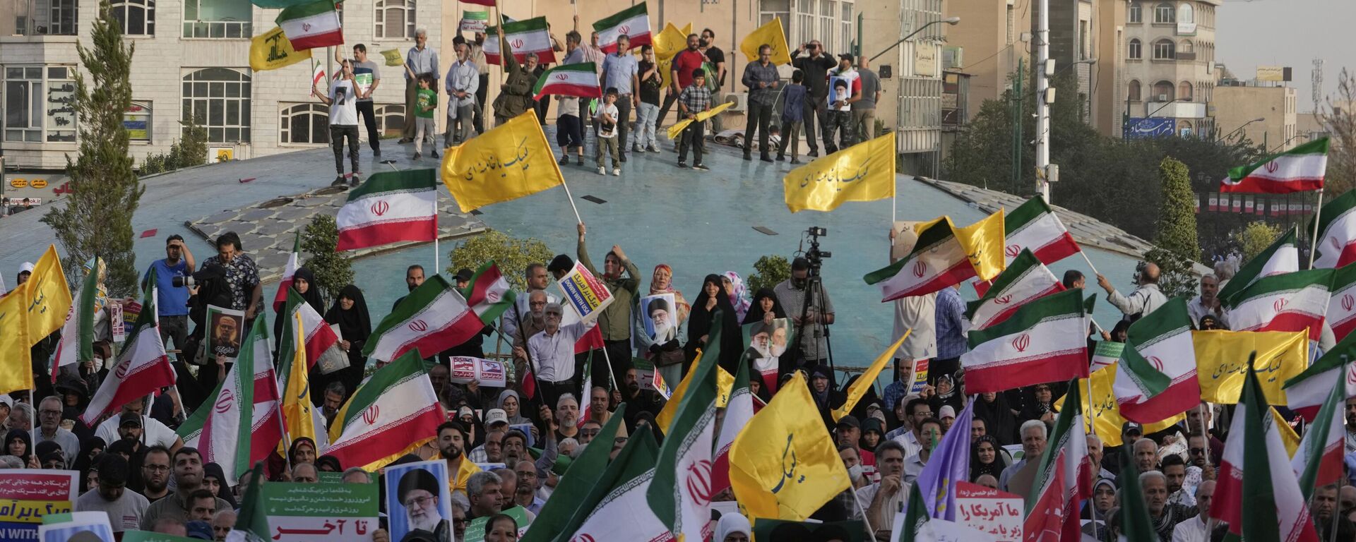 Iranian protesters wave their country's flags and banners containing slogans in support of Supreme Leader Ayatollah Ali Khamenei in an anti-U.S. and anti-Israeli rally at Enqelab-e-Eslami (Islamic Revolution) square in downtown Tehran, Iran, Tuesday, June 24, 2025. - Sputnik Србија, 1920, 12.01.2026