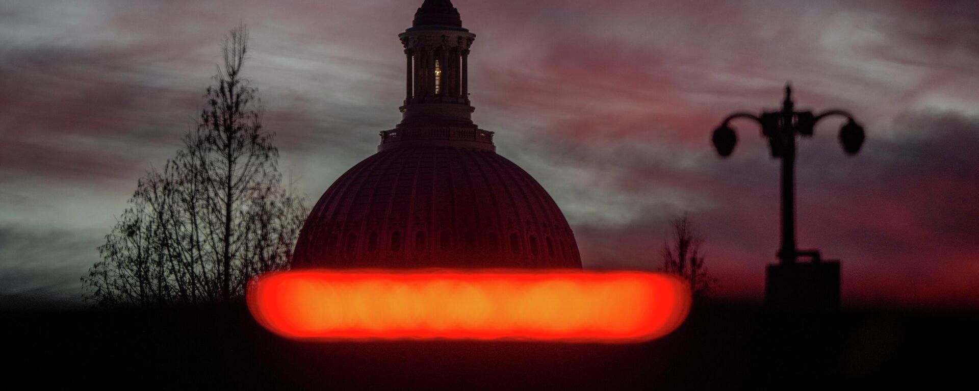 Зграда Капитола хила у заласку сунца, понедељак, 12. јануара 2026. године - Sputnik Србија, 1920, 13.01.2026