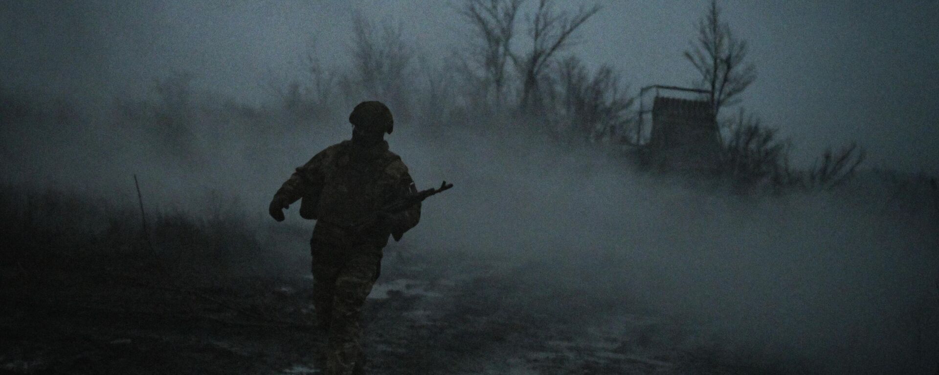 Руски војник поред ракетног система град у зони специјалне војне операције - Sputnik Србија, 1920, 18.03.2026