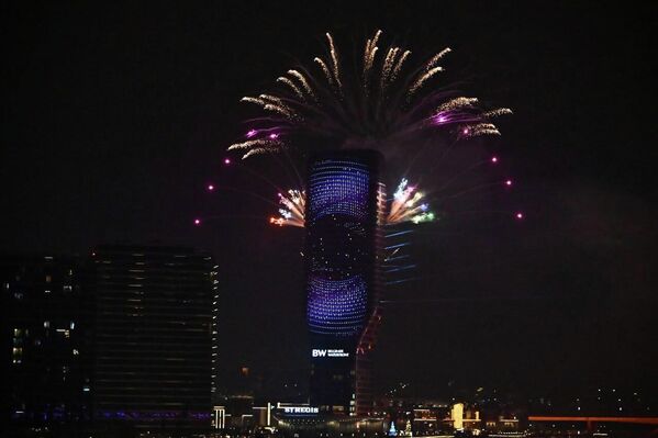 Српска нова година прослављена је  у кафанама, ресторанима и кафићима, али и на трговима широм Србије. - Sputnik Србија