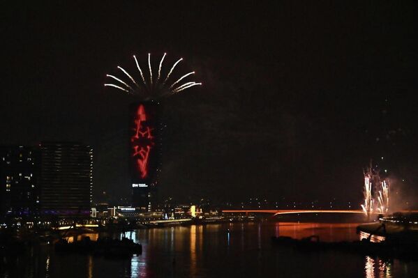 Српска Нова година је и испред Храма Светог Саве дочекана у празничном расположењу и доброј атмосфери, уз кувано вино. - Sputnik Србија