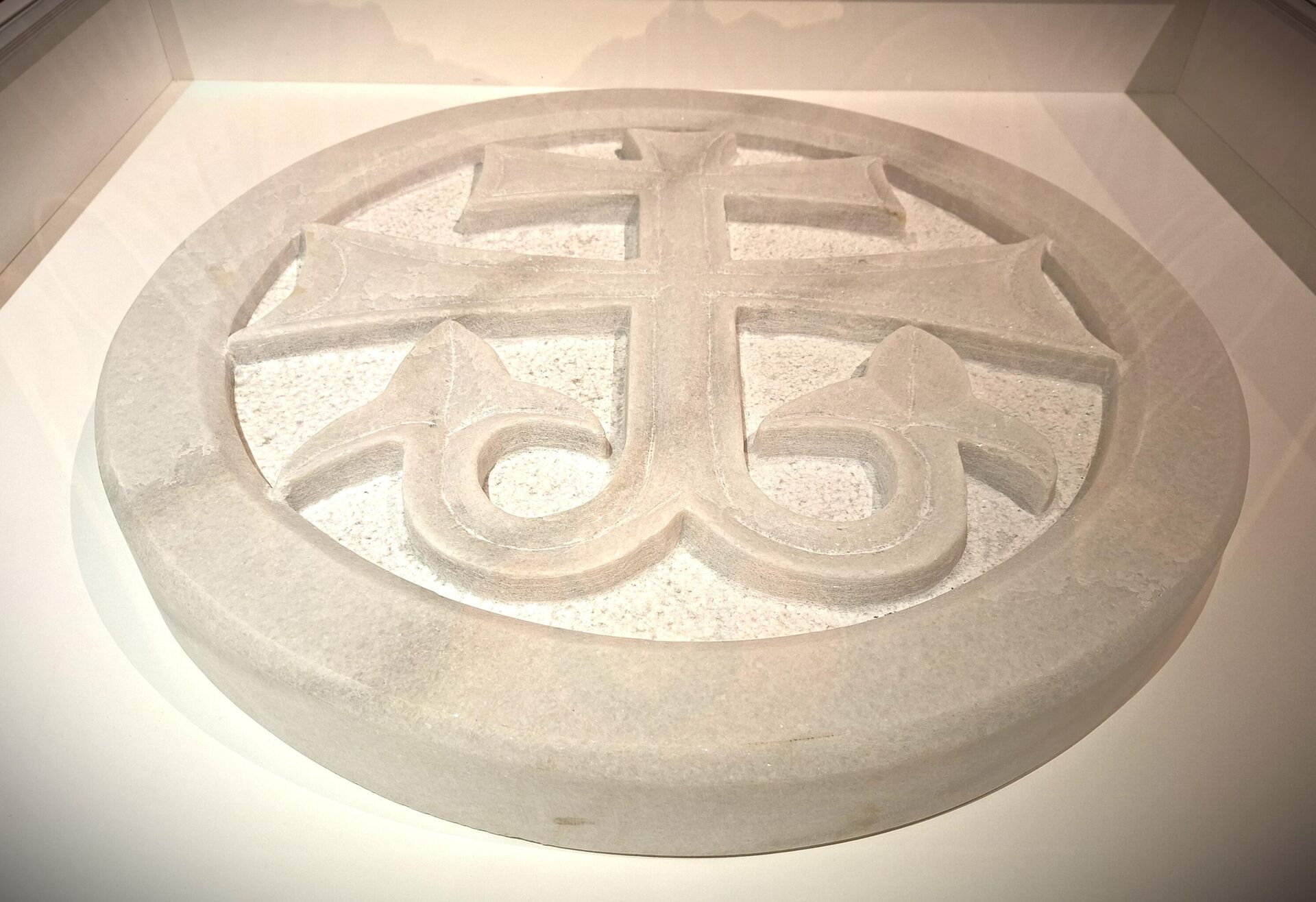 Копија студеничког крста, познатог симбола српског градитељства и културе из времена великог жупана Стефана Немање - Sputnik Србија, 1920, 14.01.2026