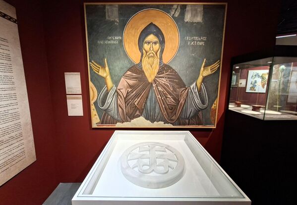 Копију студеничког крста, једног од познатих симбола српског градитељства и културе из времена великог жупана Стефана Немање, израдио је вајар Владимир Јаблановић.  - Sputnik Србија