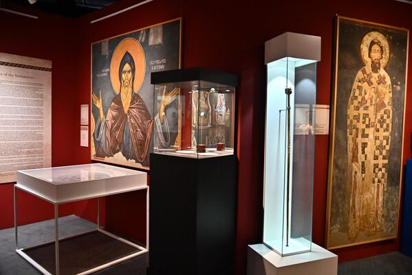 У делу просторије где је изложена копија студеничког крста, посетиоци могу видети  оловни печат великог жупана Стефана Немање из друге половине 12. века и реконструисано Жезло Светог Саве - Sputnik Србија