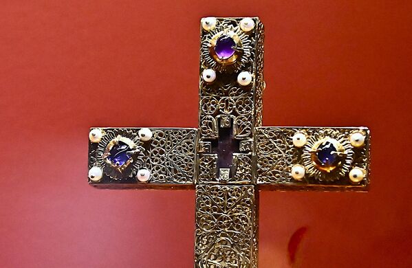 Реликвија потиче из ризнице манастира Жича, одакле ју је удовица Лазара Бранковића склонила на двор свог оца Томе Палеолога, деспота Мореје, у страху од османског надирања. Из истих разлога, њен отац је 1461. године реликвију пренео у Италију, где се од тада чува. - Sputnik Србија