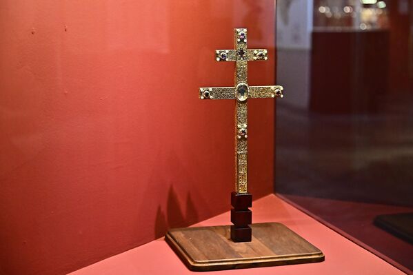 Реплику ручног крста – ставротеке Светог Саве такође је израдио филиграниста Горан Ристовић Покимица по узору на оригинал који се чува у Музеју католичке дијецезе Борџија у Пијенци. - Sputnik Србија