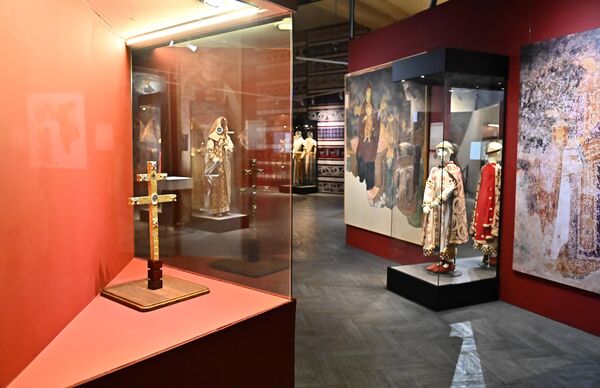 Део изложбе посвећеном српским средњовековним владарима, кроз велики број реконстрисаних круна и одежди, попут неког времеплова, враћа посетиоца у прошлост приповедајући о историји српског народа - Sputnik Србија