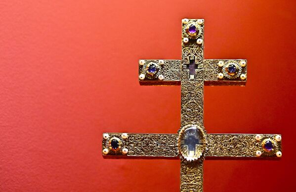 Крст на којем пише Сава први архиепископ и патријарх српски чува се у овом музеју као дар папе Пија Другог. - Sputnik Србија