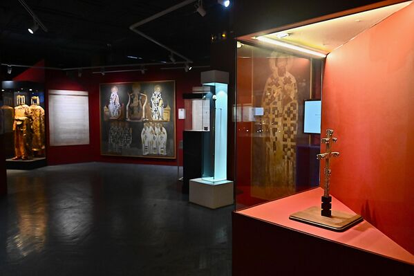 Поставка изложбе је обогаћена и репликом ручног крста – ставротеке Светог Саве и копијом студеничког крста са северних врата Богородичини цркве из времена великог жупана Стефана Немање - Sputnik Србија