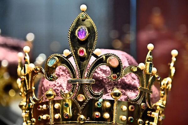 Круна је израђена према аналогијама из датог периода, с посебним освртом на заветну анжујску круну из 14. века. Љиљан, као основни мотив анжујске владарске куће, још раније је усвојен као владарски симбол у српским земљама. - Sputnik Србија