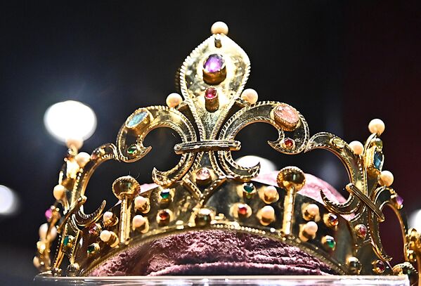 Реконструкцију могућег изгледа круне краља Твртка Првог Котроманића израдио је филиграниста Горан Ристовић Покимица у консултацијама са археологом Марком Алексићем. - Sputnik Србија