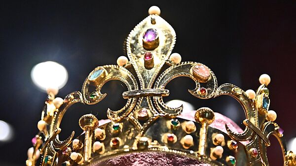 Реконструкцију могућег изгледа круне краља Твртка Првог Котроманића израдио је филиграниста Горан Ристовић Покимица у консултацијама са археологом Марком Алексићем. Круна је урађена од позлаћеног сребра и украшена слатководним бисерима, аметистима, рубинима, турмалинима, гранатима и смарагдима. - Sputnik Србија