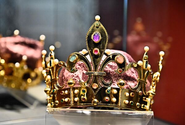 Потомак светородне лозе Немањића преко краља Драгутина покушао је да споји две главне српске средњовековне државе Босну и Рашку. За место свог крунисања, изабрао је манастир Милешева. Православним помазањем у царској лаври( у којој су биле мошти Светог Саве), на Митровдан 1377. године, уздигао се на престо краља Срба, Босне и Приморја под именом Стефан - Sputnik Србија