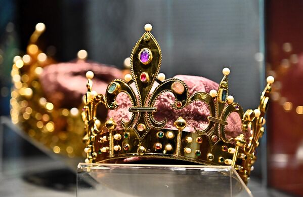 Ризница Историјског музеја Србије, од пре неколико дана богатија је за још једно благо  -  идеалну реплику круне краља Твртка Првог Котроманића изложену у оквиру оквиру изложбе „Чекајући сталну поставку”  - Sputnik Србија