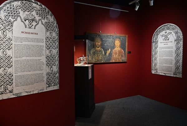 Није случајно што је за место излагања круне изабран део поставке посвећен Боју на Косову, када се зна, да је краљ Твртко, 1389. на Видовдан, послао свог најбољег војсковођу војводу Влатка Вуковића, који је као главнокомандујући босанског одреда командовао левим српским крилом.  - Sputnik Србија