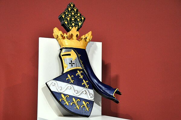 Љиљан или крин у хришћанству симболизује Богородицу. Круна с љиљанима се појављује и на кованицама краља Твртка а сам цвет доминира грбом ове династије. Грб Котроманића у српској средњовековној хералдици по важности одмах је уз грб Немањића. - Sputnik Србија