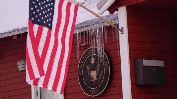 Америчка застава на згради конзулата САД у Нууку на Гренланду - Sputnik Србија