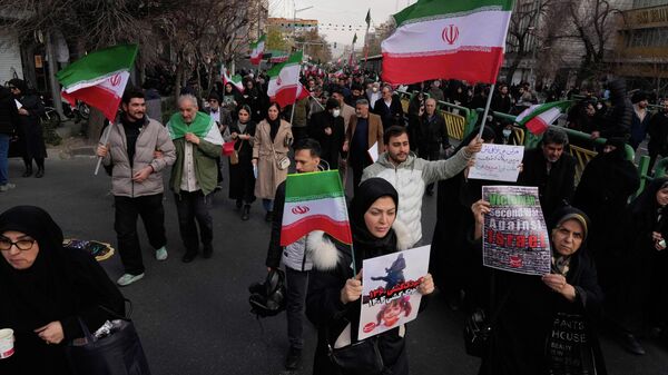 Люди несут иранские флаги и проправительственные плакаты в Тегеране, Иран - Sputnik Србија