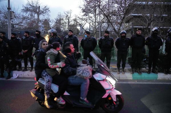 Полиција штити британску амбасаду током протеста тврдокорних присталица иранске владе. - Sputnik Србија