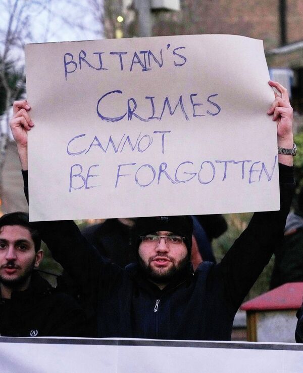 Провладин ирански демонстрант држи антибритански транспарент испред британске амбасаде у Техерану. - Sputnik Србија