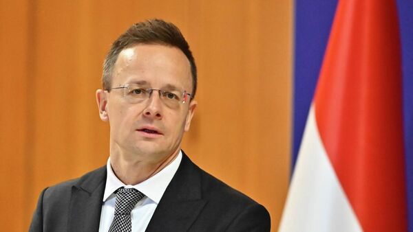 Сијарто: МОЛ жели већинско власништво у НИС-у, неће бити затварања рафинерије у Панчеву