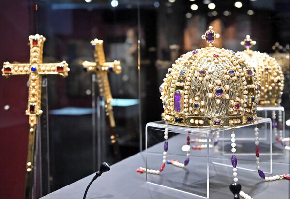 Па се тако под сводом Музеја може видети како су изгледале круне цара Душана, деспота Стефана Лазаревића, краља Милутина, краљице Симониде… - Sputnik Србија