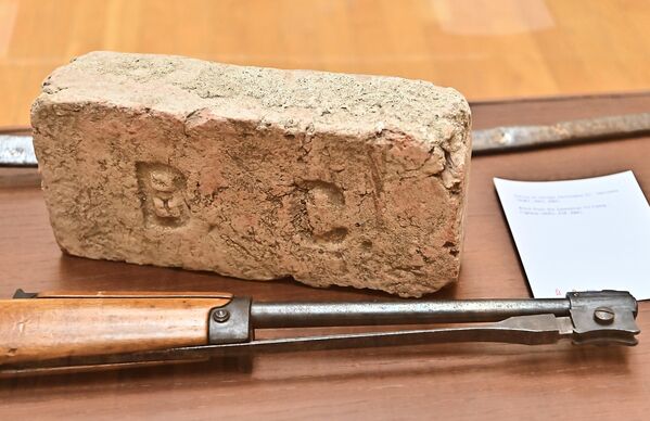 Изложба је својеврсни историјски час, где изложени предмети "приповедају" о страдању у  логора смрти Јасеновац, симболу геноцида који су починиле власти Независне Државе Хрватске  - Sputnik Србија