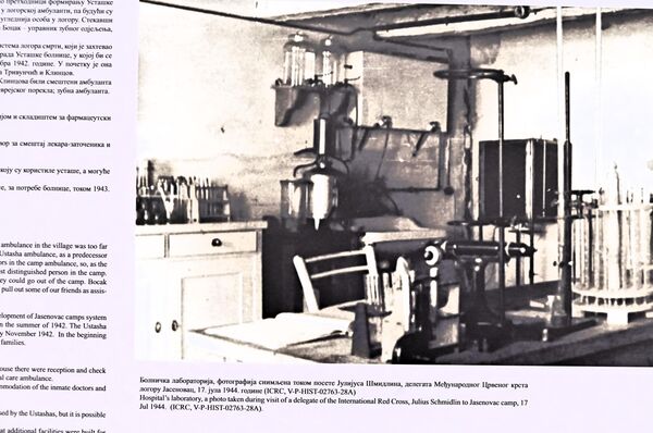 Усташка болница у Јасеновцу формирана је крајем октобра/почетком новембра 1942. године, а представљала је ограђен скуп кућа, радионица, штала и других помоћних објеката који су припадали српским породицама Тривунчић и Клинцом. - Sputnik Србија