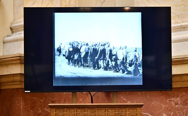 Поред  фотографија изложених на паноима, посетиоци изложбе могу погледати и филм који приказује страхоте страдања цивилног становништва у Независној држави Хрватској - Sputnik Србија